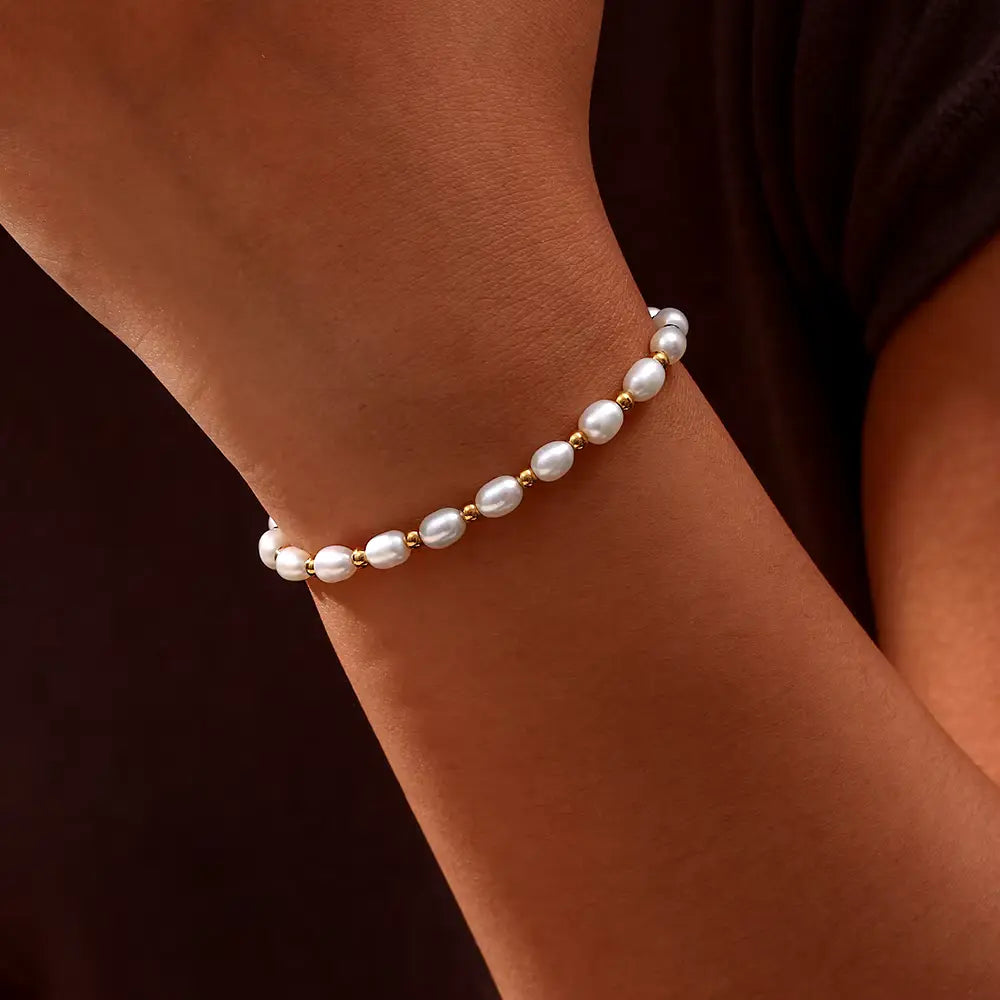 Elegant Pearl and Gold Bracelet
