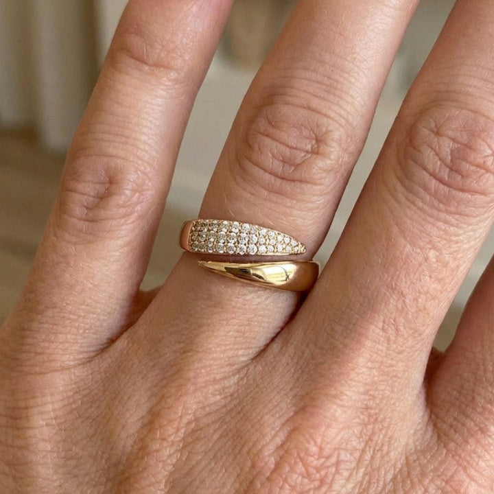 Elegant Intertwined Ring