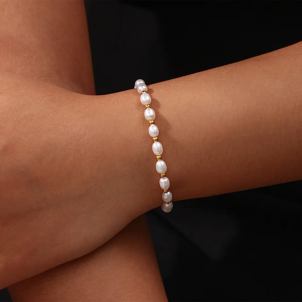 Elegant Pearl and Gold Bracelet