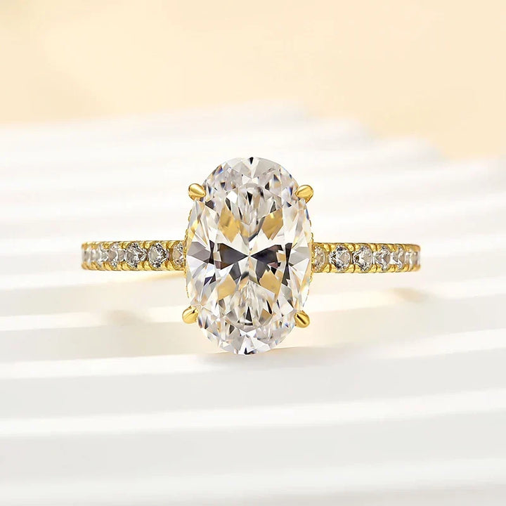 Attractive Oval Cut Engagement Ring