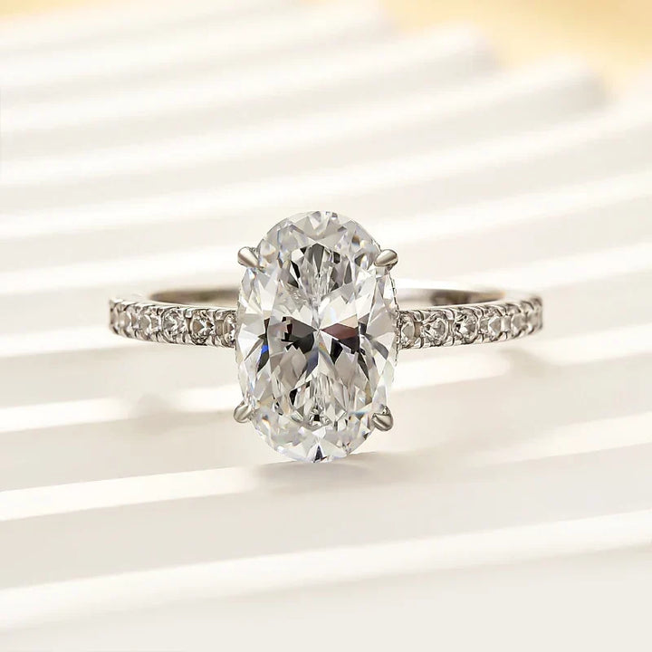 Attractive Oval Cut Engagement Ring